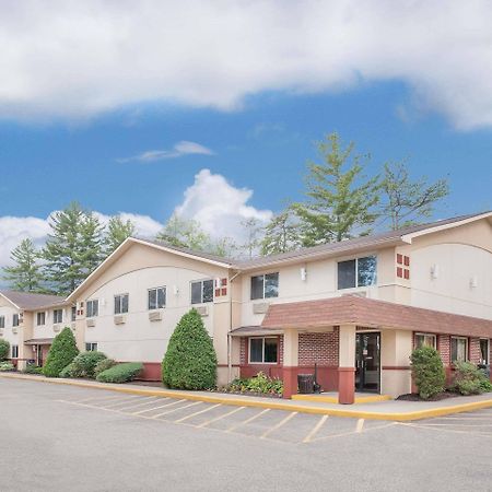 Super 8 By Wyndham Queensbury Glens Falls Extérieur photo