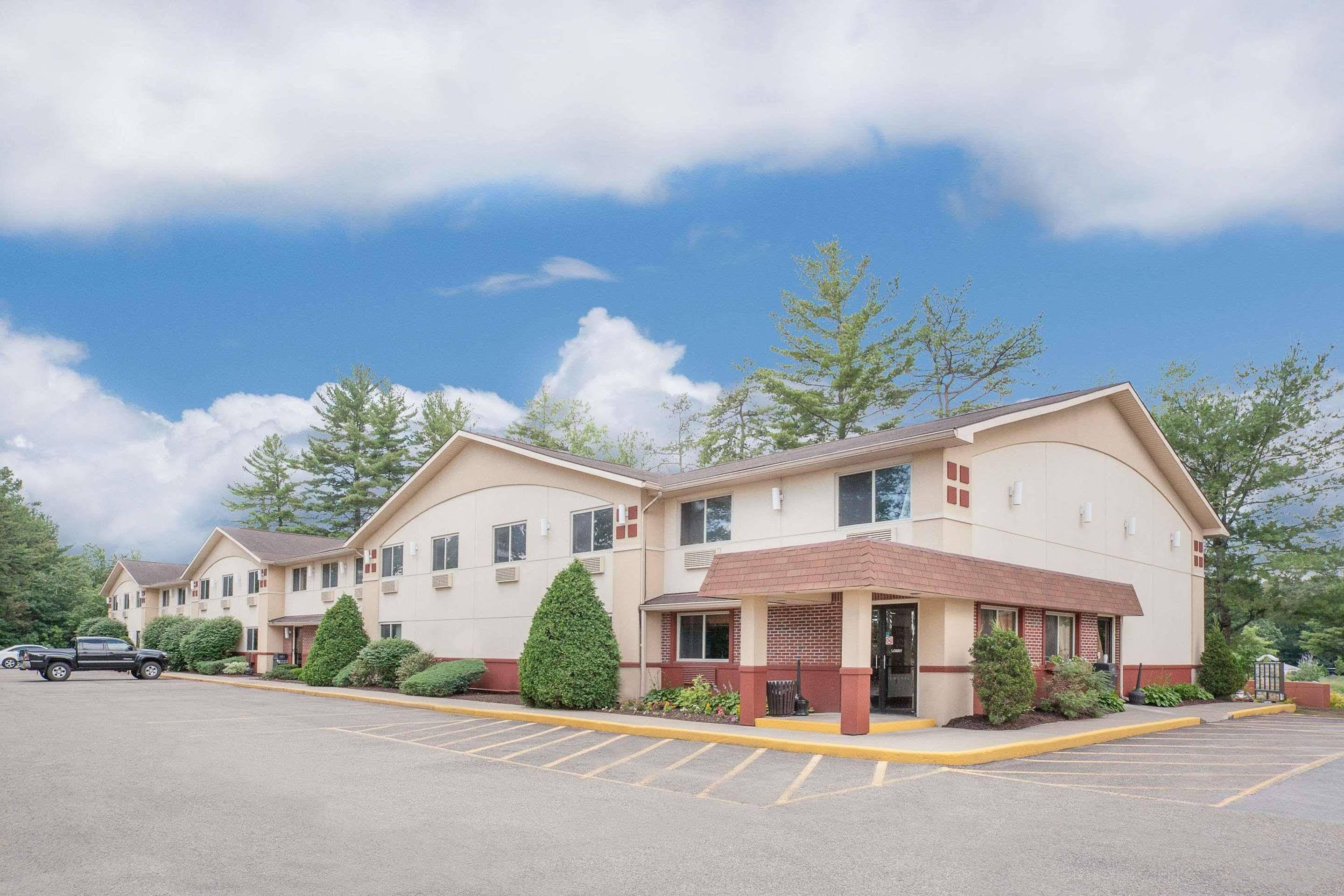 Super 8 By Wyndham Queensbury Glens Falls Extérieur photo