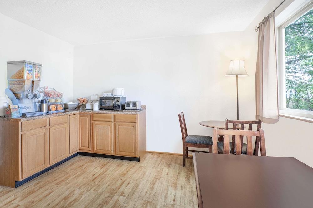 Super 8 By Wyndham Queensbury Glens Falls Extérieur photo