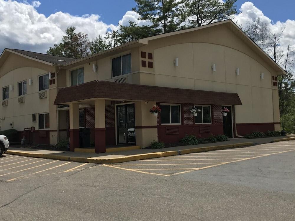 Super 8 By Wyndham Queensbury Glens Falls Extérieur photo