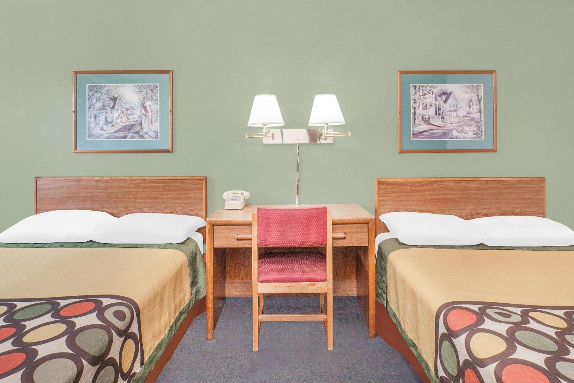 Super 8 By Wyndham Queensbury Glens Falls Extérieur photo